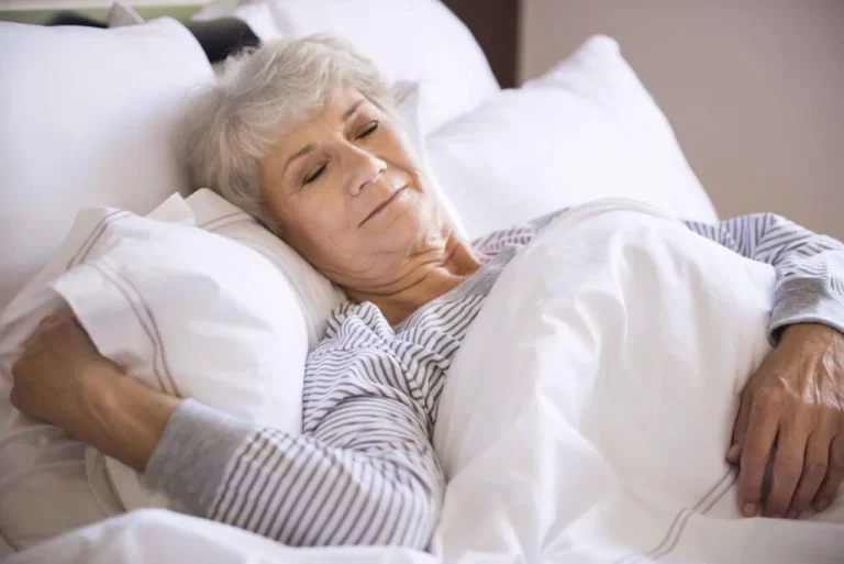 mujer mayor durmiendo tranquila | en casa
