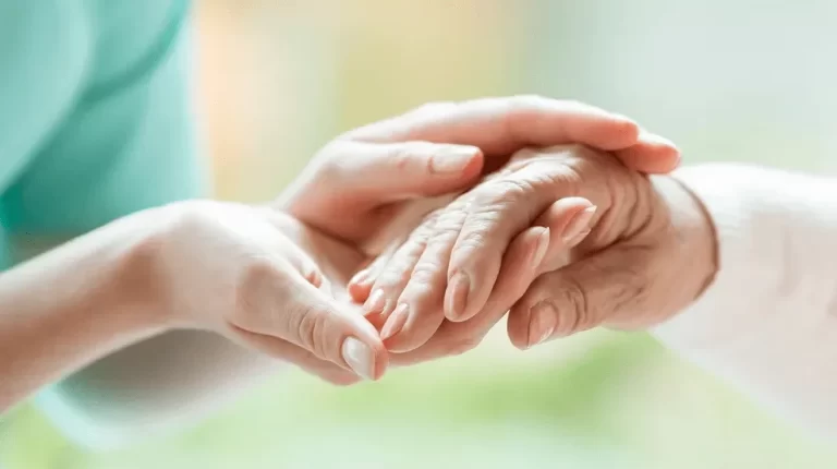 Síndrome del cuidador: 12 pasos para proteger la salud física y mental de quienes asisten a familiares enfermos. | en casa