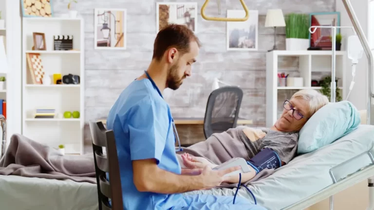El rol de la enfermería domiciliaria para mejorar la calidad de vida de pacientes con Insuficiencia Renal Crónica (IRC) | en casa