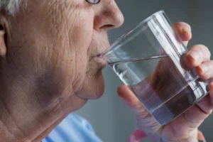 La hidratacion en adultos mayores | En casa