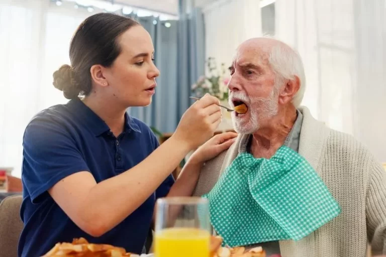 Disfagia: la dificultad para tragar alimentos o líquidos que sufren entre el 8 y el 12% de los argentinos | en casa
